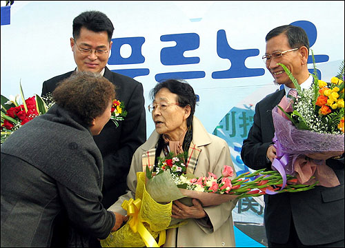 태평양전쟁희생자광주유족회 회원들이 소설 <푸른노을>의 주인공 이금주 회장과 공동집필자인 황일봉 남구청장과 이운선씨에게 감사의 꽃다발을 전하고 있다. 